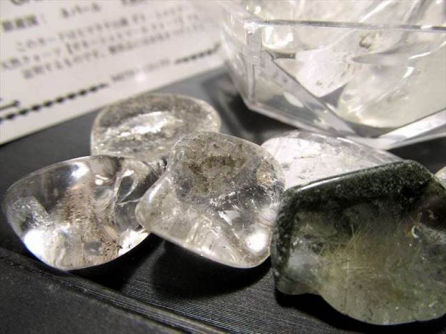 特大サイズ 幻の激レア水晶 ガネーシュヒマール産 水晶 クローライトインクォーツ さざれ 約100g 粒の大きさ約15mm-35mm ギャランティカード付き サザレ石