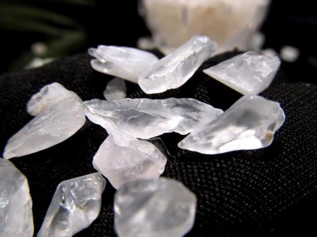 大感謝奉仕品 前回即完売 マニカラン産 水晶さざれ Sサイズ たっぷり約500g入り 粒約3-6mm前後 ギャランティカード付き マニカラン パールヴァティー渓谷産