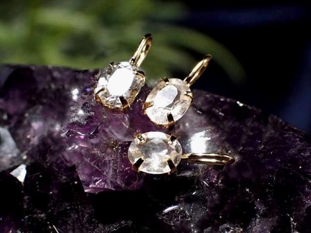 希少石 宝石質 ホワイト・フェナカイト オーバルカット ペンダントトップ 石サイズ直径約3mm 1個売り 18金ゴールド ロシアンフェナカイト