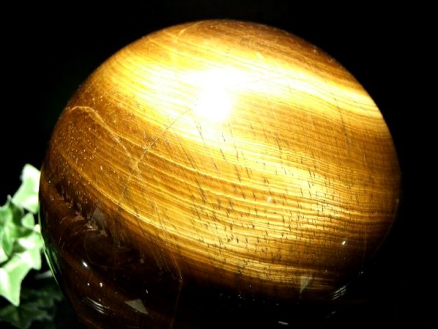 タイガーアイ巨大 店頭展示中 ド迫力の大玉 稲妻シラー！ 4A タイガーアイ 丸玉 台座付