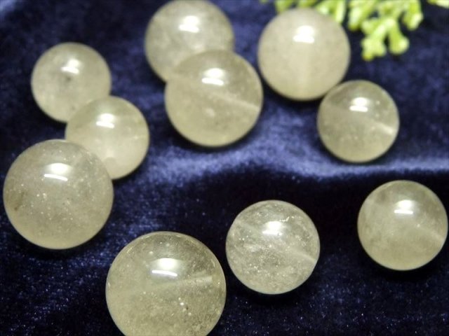 リビアングラス　クリストバライト多め　粒径約10.５mm 限定19珠】3A クリストバライト入り有り【1珠売り リビアン