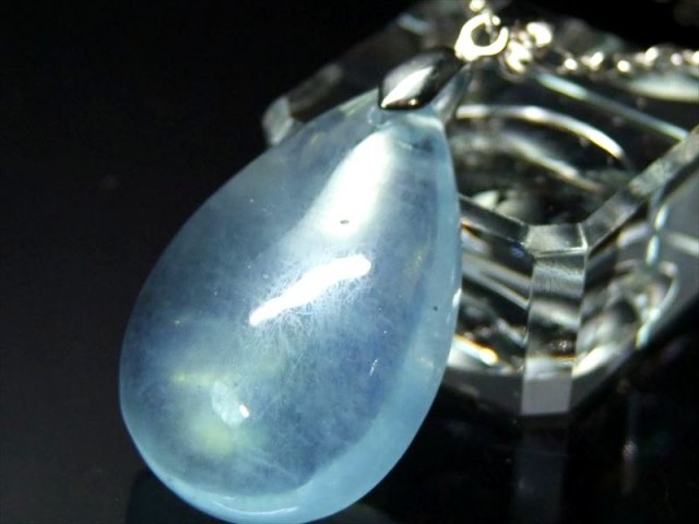 海のように美しいクリアブルー アクアマリン ペンダントトップ 透明感抜群 天使の石 幸せな結婚の象徴 ドロップ型 石サイズ約26.5mm×15.5mm