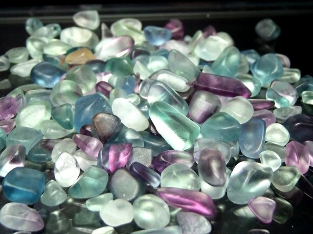 中粒 マルチカラーフローライト 蛍石 さざれ 約200g 粒約5mm-18mm 美麗 バイカラーや層状ファントムも アメリカ産 sa-s 2025年3月入荷分撮影 パワーストーン