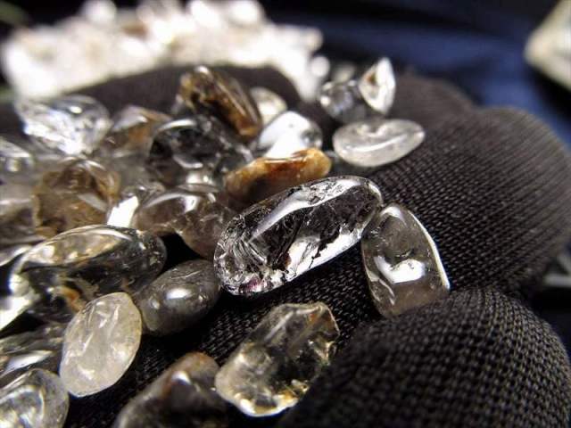 小粒タイプ エレスチャルクォーツ 骸骨水晶 さざれ 約100g入り 粒の大きさ約4mm-10mm エレスチャル 最強パワー 漆黒グラファイト サザレ石 ヒマラヤ産 sa-p