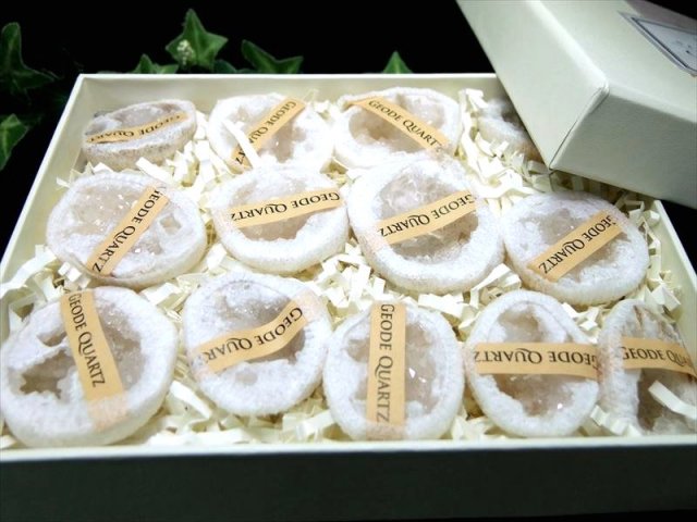 プレゼントに最適 水晶 ジオード 昌洞 クラスター 詰め合わせ 素敵な箱入り 1箱 約590g-630g 約11個-12個入り 美結晶 天然石 モロッコ産 パワーストーン