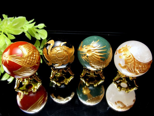 大吉開運！極上彫刻 最強守護石 縁起物！ 四神彫り 丸玉置物セット 4個セット 台座付 直径約30mm 重さ144g（4個） アベンチュリン