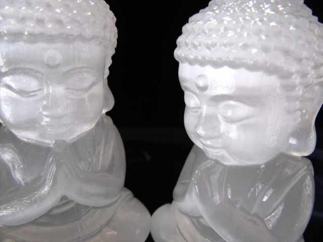 セレナイト (透石膏) お釈迦様 彫刻置物 高さ約5cm 1個売り Sサイズ 天上天下唯我独尊 聖母マリアのガラス インテリアや贈り物に