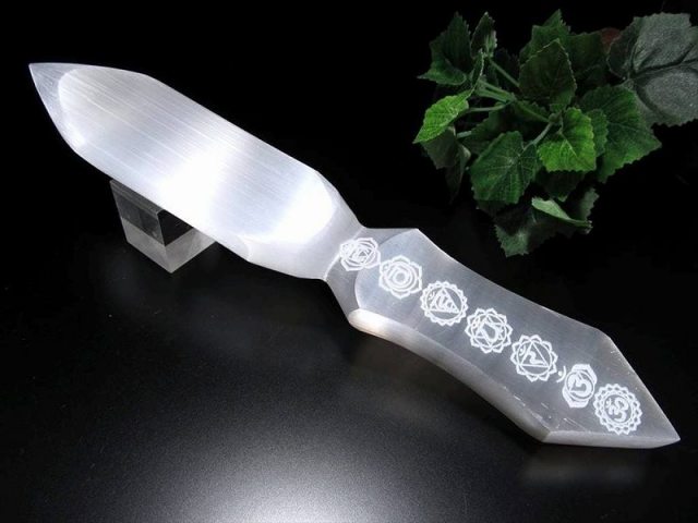 美品キャッツアイセレナイト チャクラシンボル彫刻アセイミー 短剣 長さ約24cm-25cm 1個売り チャクラデザイン 珍しい短剣型 聖母マリアのガラス
