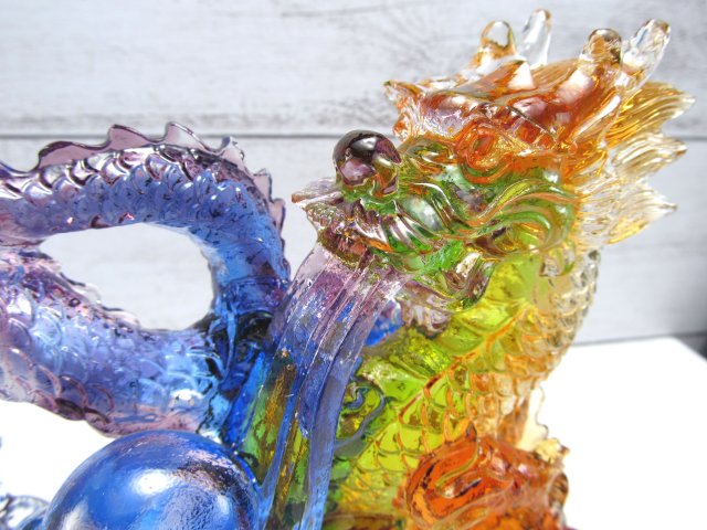 玉持ち龍神 瑠璃製 レインボーカラーの龍置物 横幅約146mm 重さ847g 大吉開運 1点物 インテリアやお部屋のアクセントに