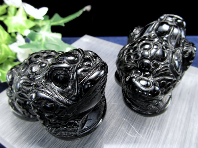 財を集めるカエル 三本脚のカエル オブシディアン銭蛙 彫刻置物 1個売り 約130g-150g 縦約6cm×横約4.5cm×高さ約4cm 極上彫刻置物 ok-s パワーストーン
