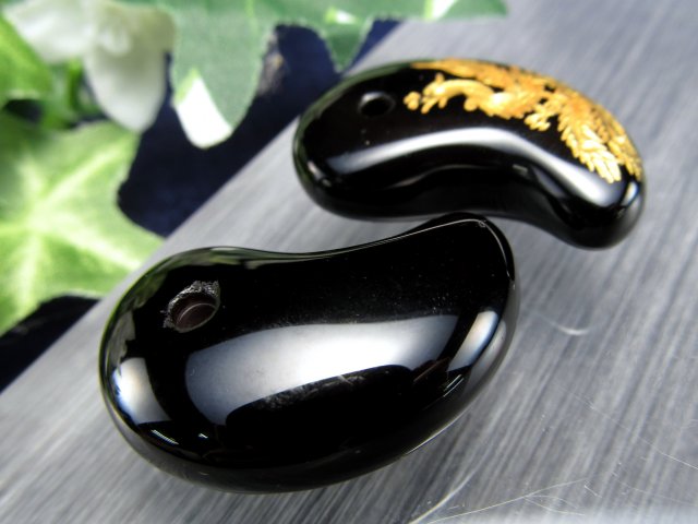 天然石　魔除け　彫刻　根付（R272） 1個売り 金塗り鳳凰彫りブラックオニキス勾玉(まがたま) 縦約