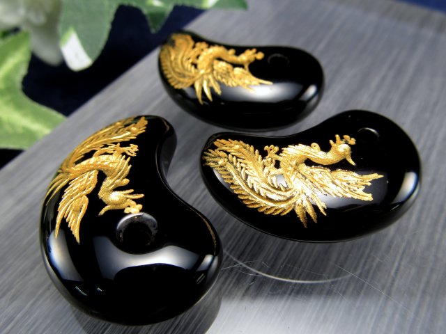1個売り 金塗り鳳凰彫りブラックオニキス勾玉(まがたま) 縦約