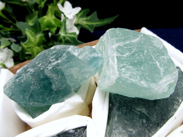 箱売り フローライト ラフ原石タイプ 詰合せ 約600g-850g 12-15個入り 箱サイズ約12cm×19cm 鮮やかなグリーンや紫など ブラジル産 パワーストーン 天然石