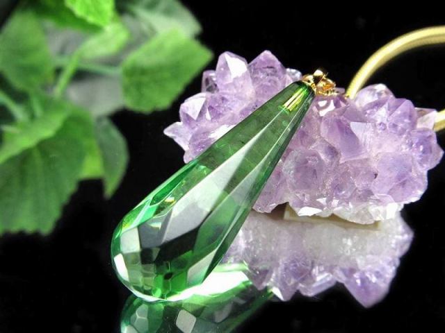 きらきらティアドロップカット グリーンアンバー ネックレス 石サイズ