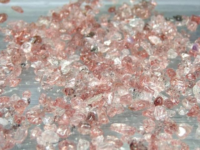 トムピンクエピドート 透明 小粒 ペイルピンク ピンクエピドート さざれ 約200g 粒の大きさ