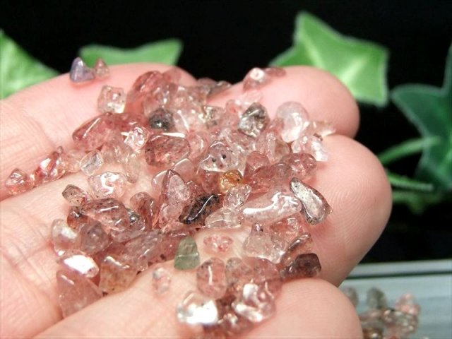 透明 小粒 ペイルピンク ピンクエピドート さざれ 約200g 粒の大きさ