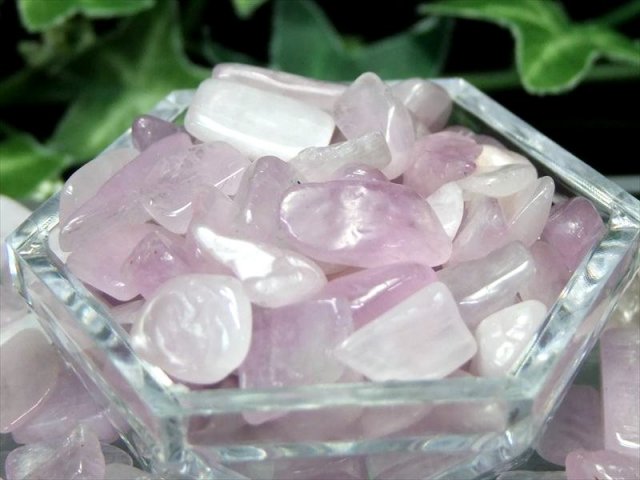 ライラックピンク クンツァイト（リチア輝石） さざれ 100g 中粒（粒約?mm-?mm）透明感のあるつやつやクンツァイト ブラジル産