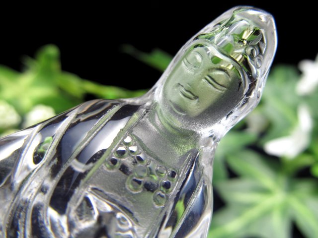 極上品！職人による繊細彫刻 水晶 白衣観音彫刻置物 専用台座