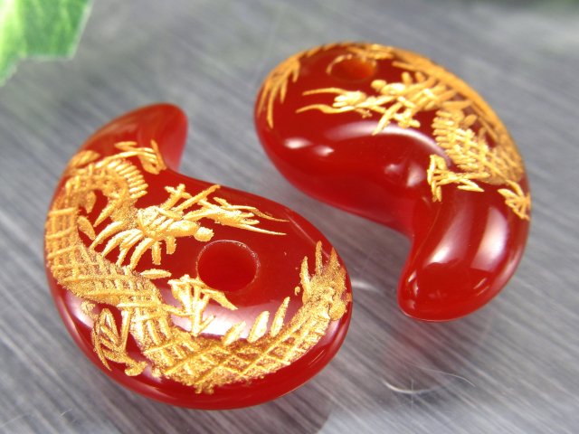 1個売り 金塗り龍彫りカーネリアン勾玉 (まがたま)縦約30mm×横約