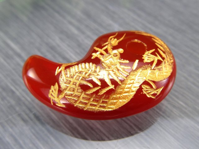 【一点物】カーネリアン 大粒 赤 勾玉 天然石 美品コレクション 魔除けお守り❸ 1個売り 金塗り龍彫りカーネリアン勾玉 (まがたま)縦約30mm×横約