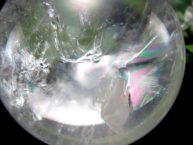 最良の虹！ 5A級 天然水晶 虹入り 丸玉 台座付き 重さ460.5g φ69mm