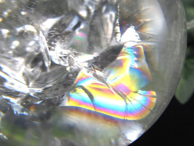 最良の虹！ S級 天然水晶 虹入り 丸玉 台座付き 重さ323.5g φ61mm レインボー水晶 すべての浄化と純粋さの象徴 極上天然石 一点もの
