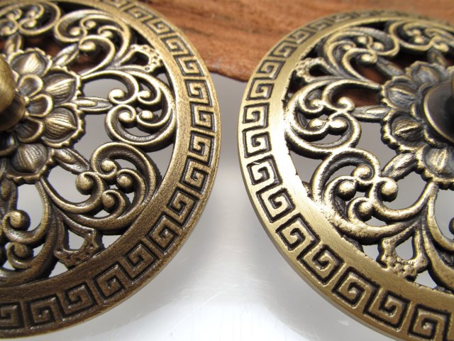 高級感のある透かし彫りから煙が立ち昇る アラベスク柄 高級 蓋付きお