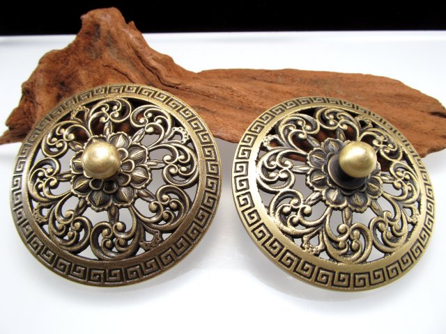 高級感のある透かし彫りから煙が立ち昇る アラベスク柄 高級 蓋付きお