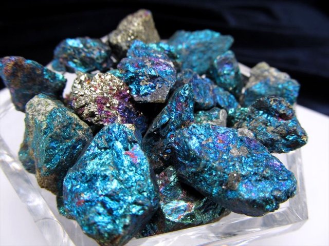 極上玉虫色 チャルコパイライト（黄銅鉱）原石 約200g サイズ約8mm-25mm 神秘的に輝くメタリックカラー 煌びやかな贅沢な輝き