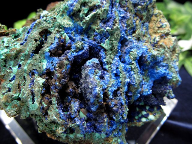 深く濃いブルーのアズライト アズライトマラカイト アズロマラカイト 原石 専用アクリル台座付き 最大幅81mm 重さ341g キラキラ光沢結晶