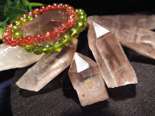 2021年夏に発見 ピンクレムリアンシードクリスタル 約5g-10g 長さ約2cm