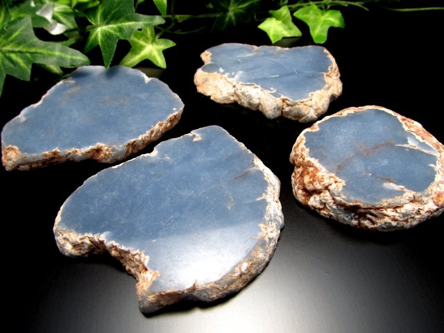 天使を呼び寄せる石 エンジェライト 硬石膏 プレート 重さ120g-140g 1個売り 心を落ち着かせ、安らぎを与える石 ペルー産 パワーストーン 天然石