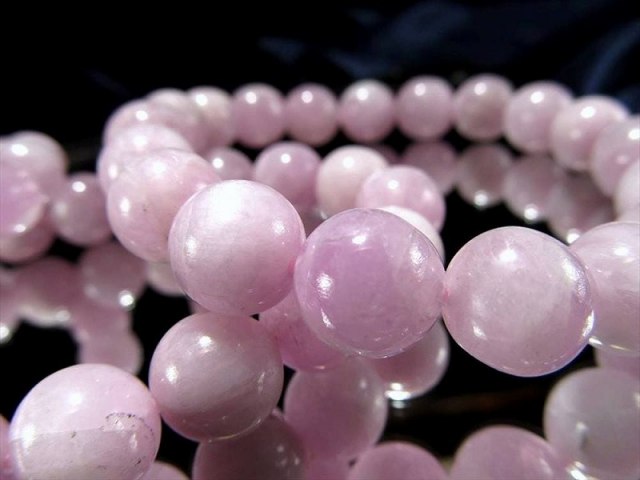 春を感じる桃色の輝き ミルキーキャッツアイクンツァイト ブレスレット 9.5mm-10mm×20珠前後 大人気ミルキーピンクタイプ キャツアイ効果のある珠も