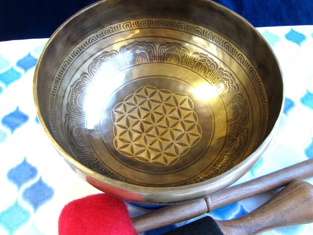 癒しの音色 特大サイズ フラワーオブライフ シンギングボウル 直径25cm 重さ1.1kg マレット枹（ばち)2種と座布団付き ヒーリングツール