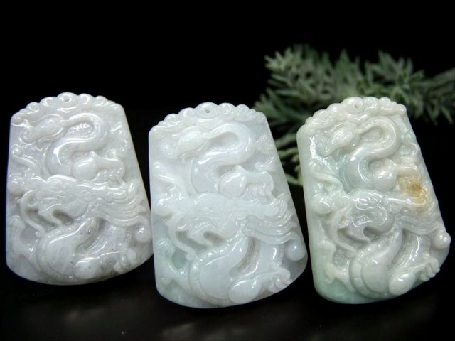 ホワイトグリーンジェイド 翡翠 龍彫り ペンダントトップ 石サイズ縦約