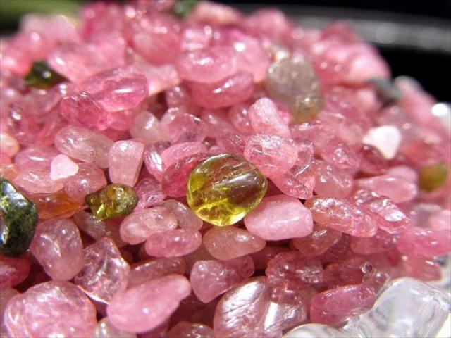 さらさら小粒タイプ ルベライト(ピンク トルマリン)結晶原石