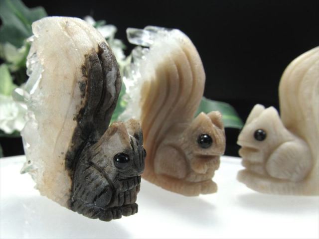 手乗りサイズ メノウ 瑪瑙 りす 彫刻置物 幅約40mm 重さ約27g 人間関係