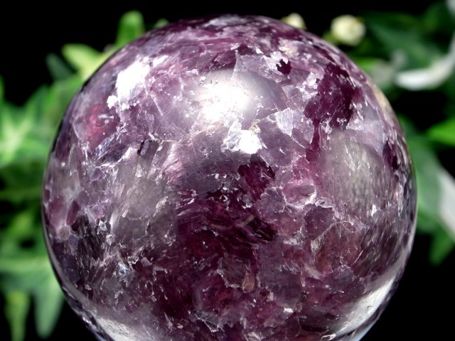 濃いカラー レピドライト 丸玉 台座付き 直径58mm 重さ286g 極上 濃い紫 鱗片状の結晶 良い未来へ導く 変革の石 キラキラ小宇宙