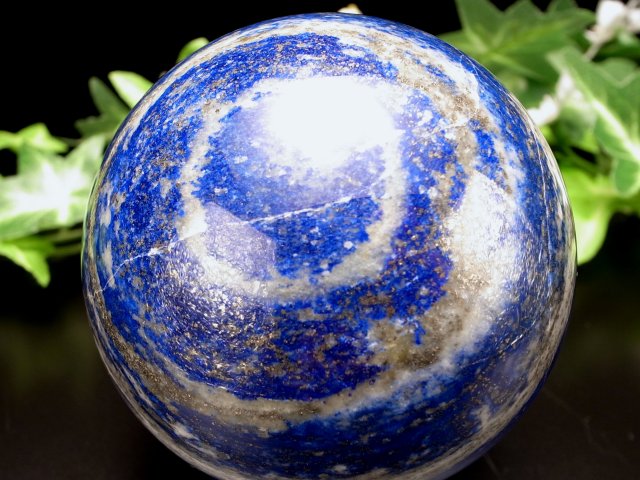 ○UVライトで蛍光！【ラピスラズリ 丸玉 台座付き】直径68.5mm