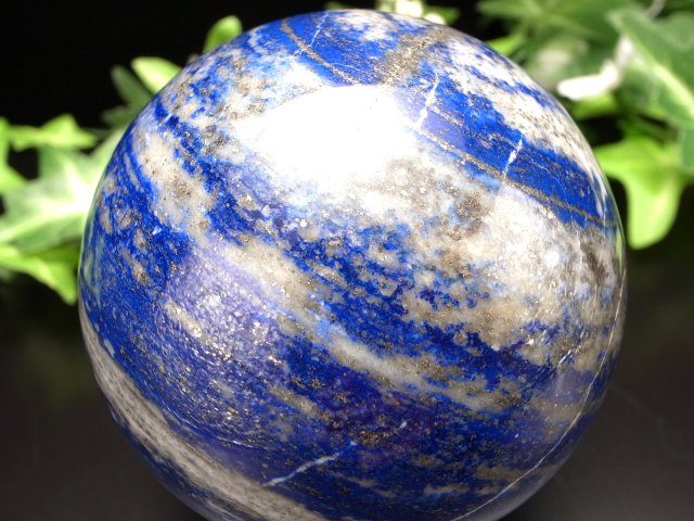 ○UVライトで蛍光！【ラピスラズリ 丸玉 台座付き】直径68.5mm
