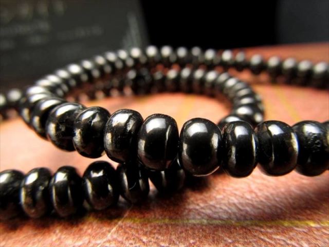 シュンガイト ボタン型ブレスレット 幅約6.5mm ぷっくりボタン型 地球上で唯一の天然フラーレンを含む希少鉱物 ギャランティーカード付属 カレリア共和国産