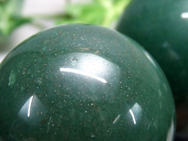 つやつや高品質 アベンチュリン（砂金水晶）丸玉 直径50mm前後 深い森