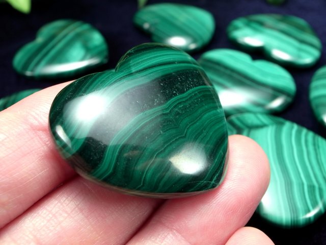 美しい縞模様 マラカイト ハート型 タンブル 重さ18g前後 幅約34mm 1個