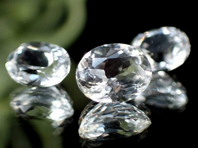 マダガスカル産フェナカイト 宝石質 ホワイト・フェナカイト ルース オーバルカット 最大幅約7mm×4.8mm 厚さ約3.6mm 約0.85ct 1個売り 入手困難希少石