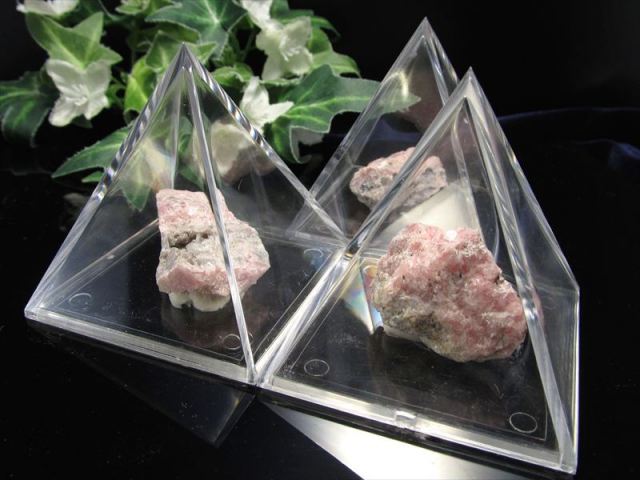 国産原石 インカローズ (菱マンガン鉱) 原石 ピラミッドケース付き 1個