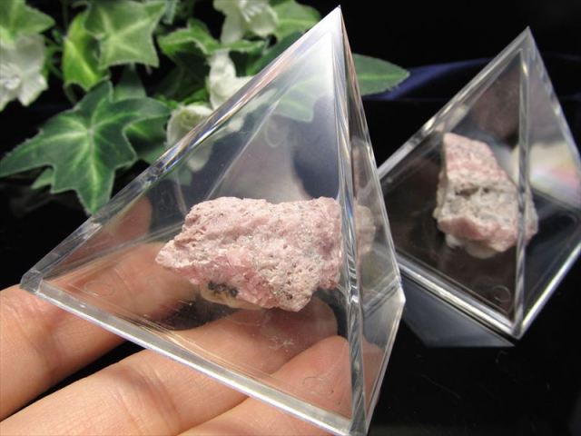 国産原石 インカローズ (菱マンガン鉱) 原石 ピラミッドケース付き 1個