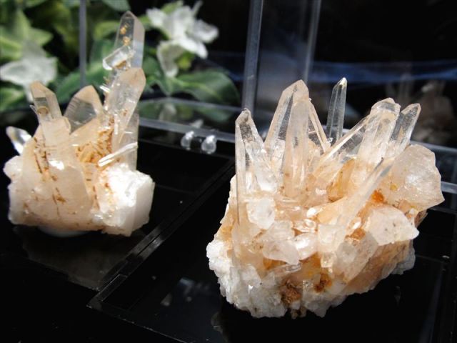 希少 国産原石 宮崎水晶（板谷水晶）結晶ミニクラスター Mサイズ サイズ53ミリ×53ミリのケース入り ほんのりオレンジカラー