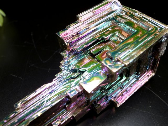虹色に煌めく鉱石 ビスマス(人工石)鉱石 最大幅73mm 重さ103g
