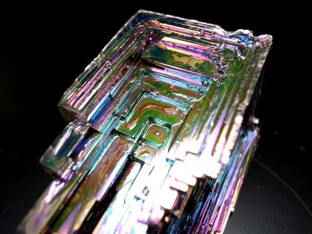 虹色に煌めく鉱石 ビスマス(人工石)鉱石 最大幅73mm 重さ103g