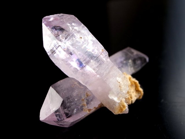 虹入り・両錐水晶！ ベラクルス州産 アメジスト 結晶原石 ピラミッドケース付 重さ3.6g 世界で最も美しいアメジスト 採掘鉱山が閉山